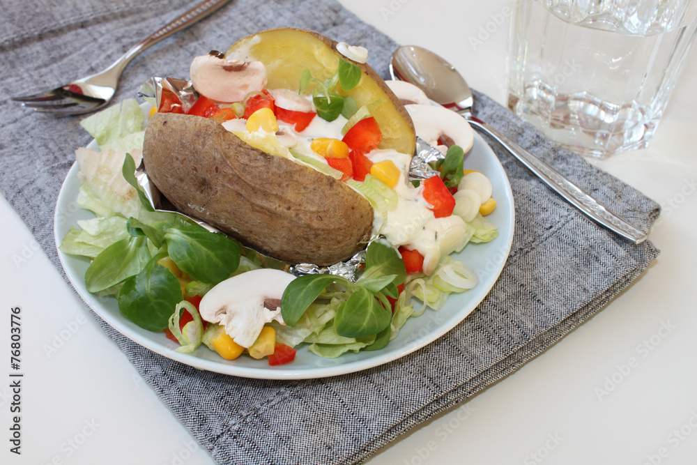 Folienkartoffel mit Salat Folienkartoffel mit Salat