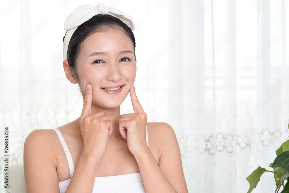 スキンケアをする女性 スキンケアをする女性