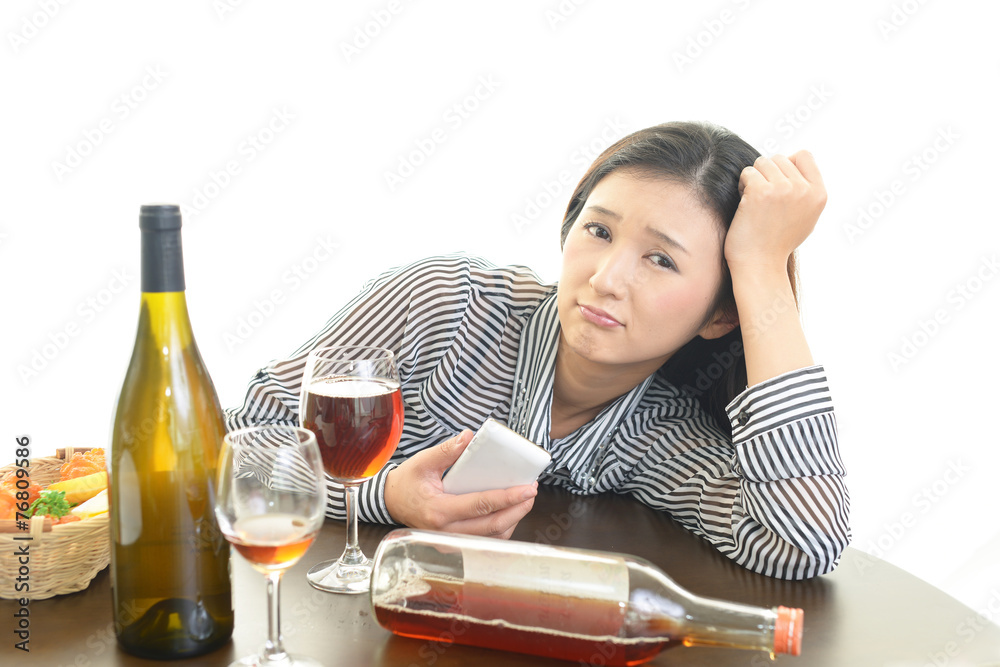 悲しむ女性