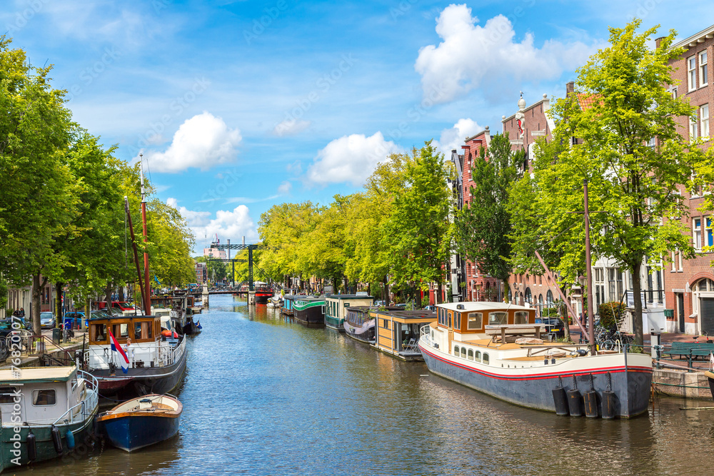 Naklejka premium Amsterdam canals and boats, Holland, Netherlands.