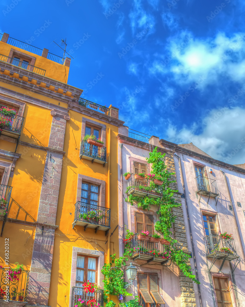 Fototapeta premium yellow building under a blue sky
