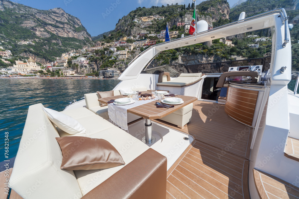 Naklejka premium lunch on motor boat, Table setting at a luxury boat.