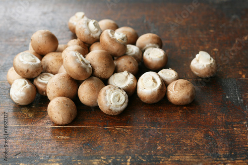 Braune Champignons - Pilze auf einem Holzbrett, Gemüse für eine gesunde pflanzliche Ernährung, vegan und gesund leben