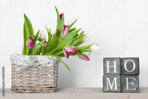 Fototapeta Naklejka Na Ścianę i Meble -  Vase tulips at home