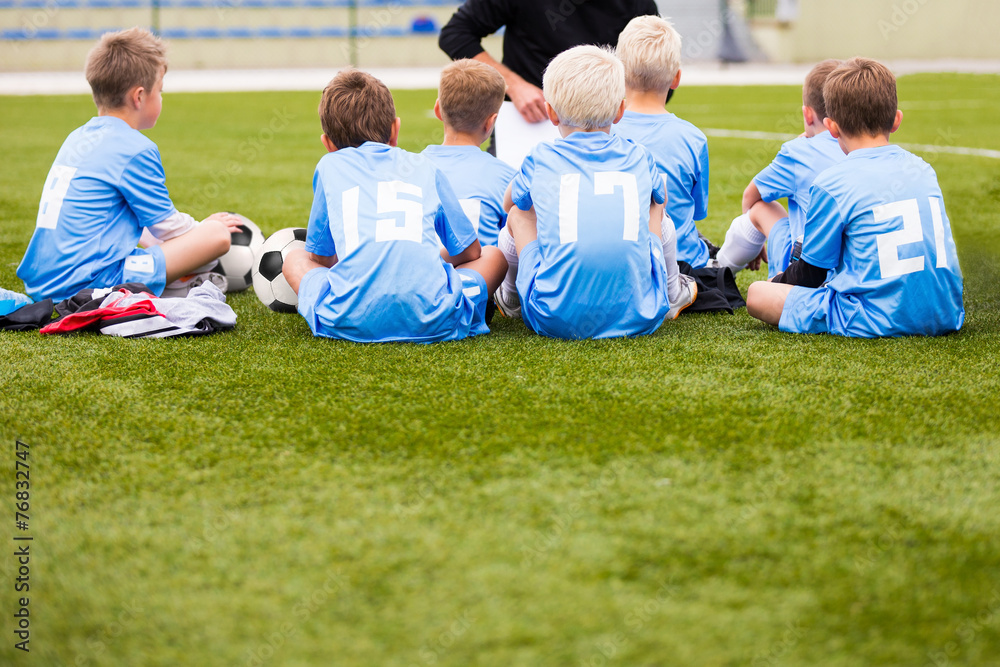 Obraz premium soccer football coach tactic strategy speech. kids trainer