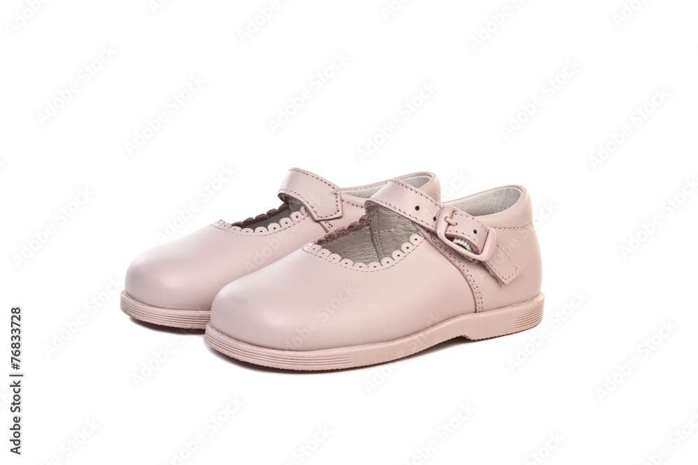 Zapato para niñas de color rosa sobre fondo blanco aislado. Vista de frente