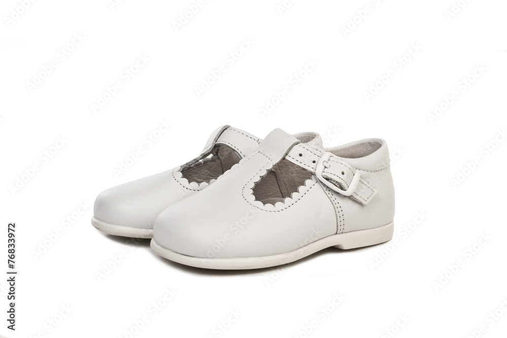 Zapatos para niños blanco sobre fondo blanco aislado. Vista de frente