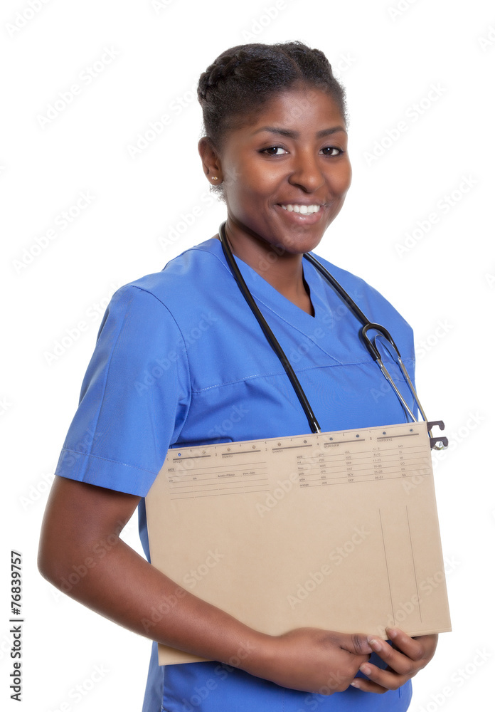 Lachende Krankenschwester aus Afrika mit Akte Lachende Krankenschwester aus Afrika mit Akte