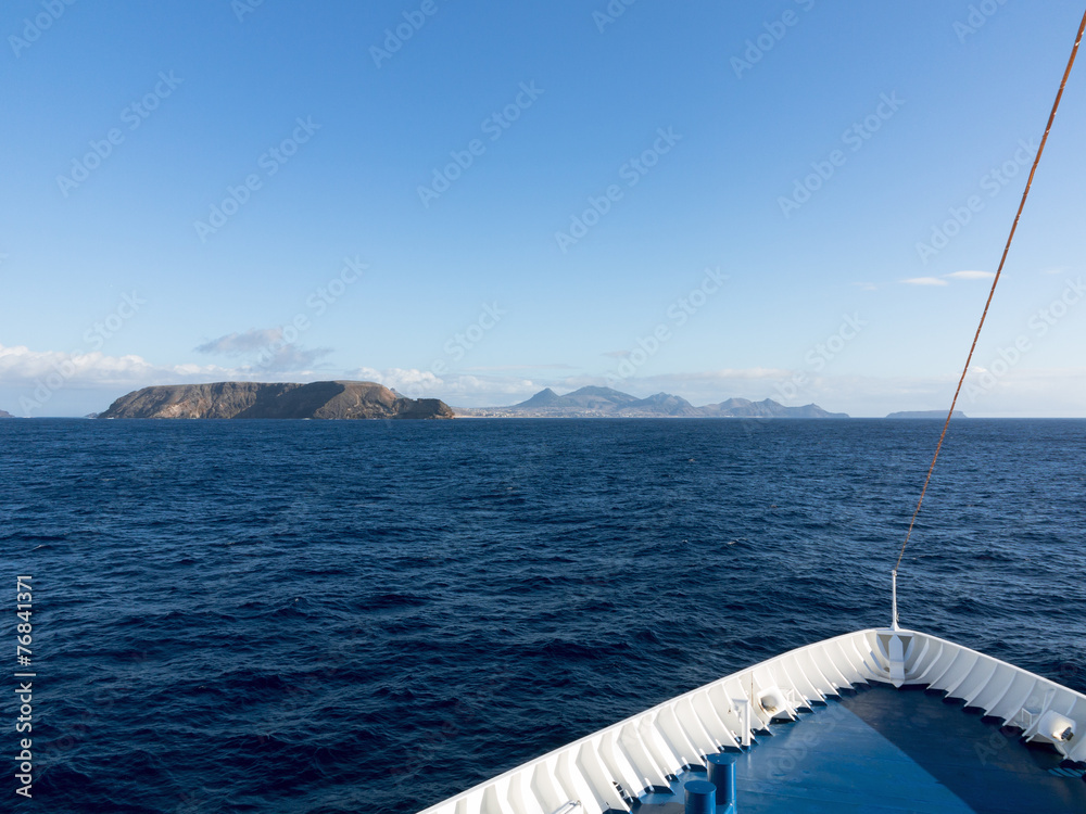 Fototapeta premium Schiffsbug mit Blick auf die Insel Porto Santo