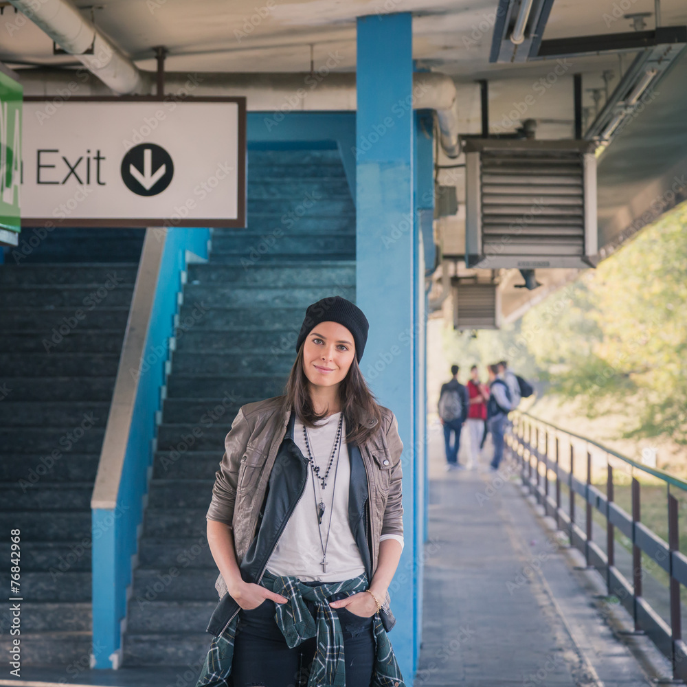 Obraz premium Pretty girl posing in a metro station