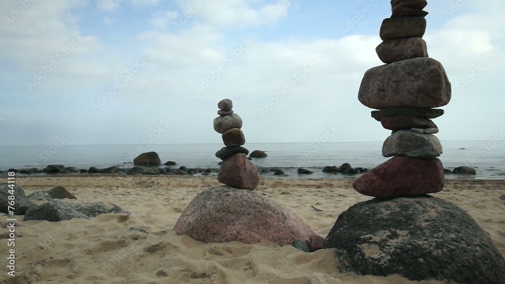 Strand mit Steinskulpturen