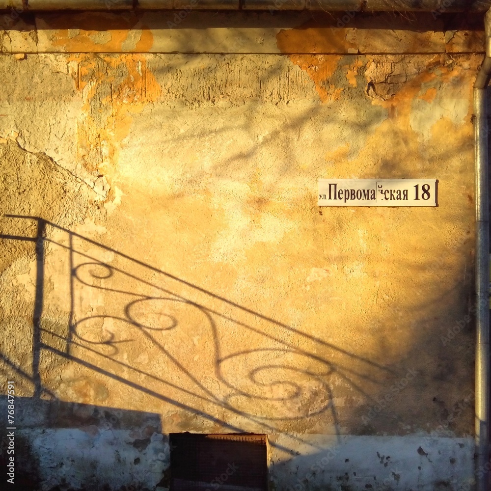 Obraz premium Yellow wall and curly shadow