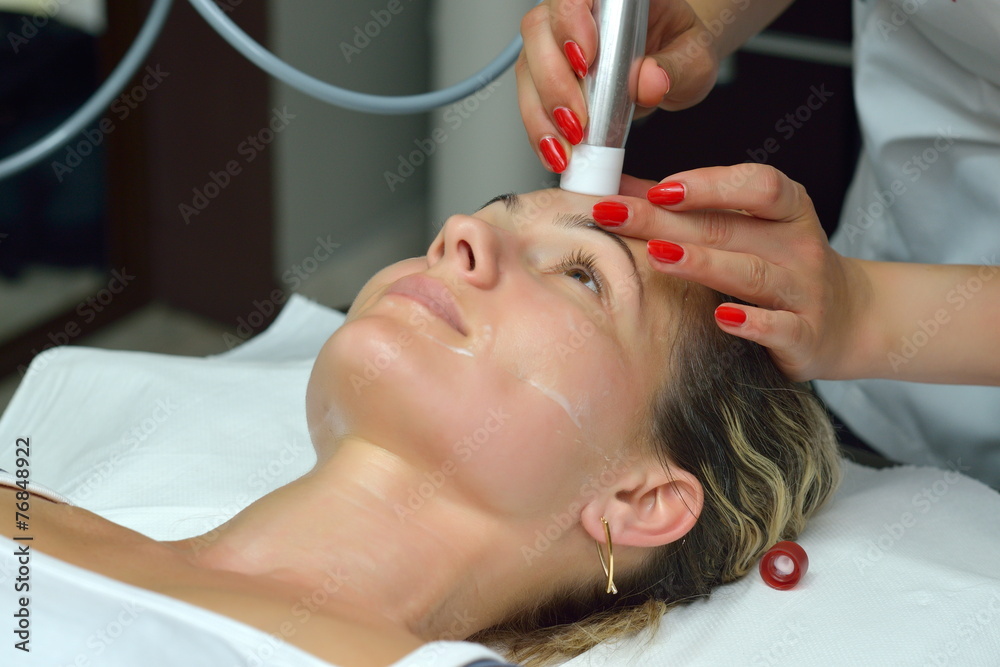 Naklejka premium young woman during cosmetic treatment
