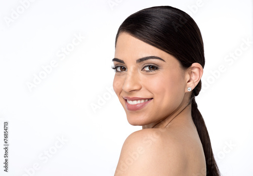 Φωτογραφία Bare shoulder woman looking into camera