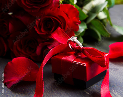 Fototapeta Naklejka Na Ścianę i Meble -  valentine's day Red roses and gift box on a wooden background