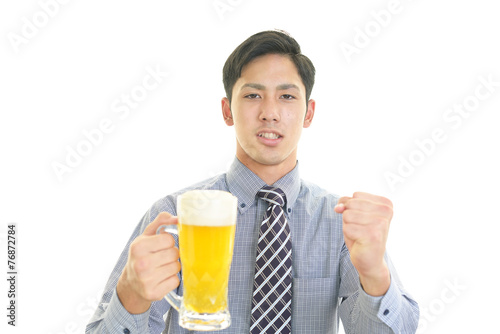 ビールを飲む笑顔のサラリーマン