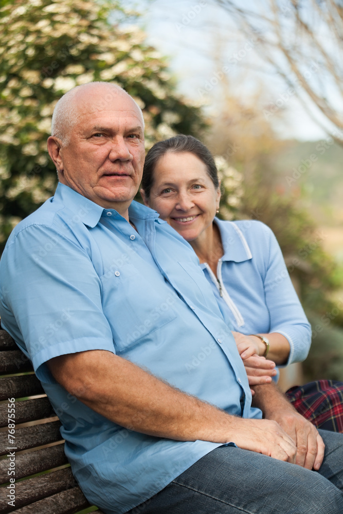 Obraz premium couple sitting on bench