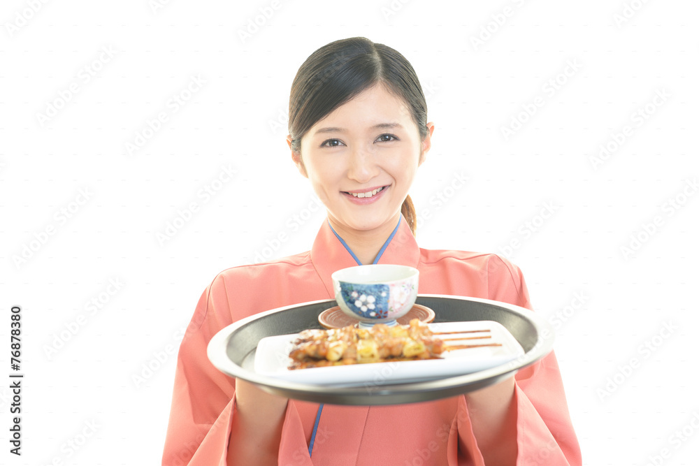料理を運ぶ女性 料理を運ぶ女性
