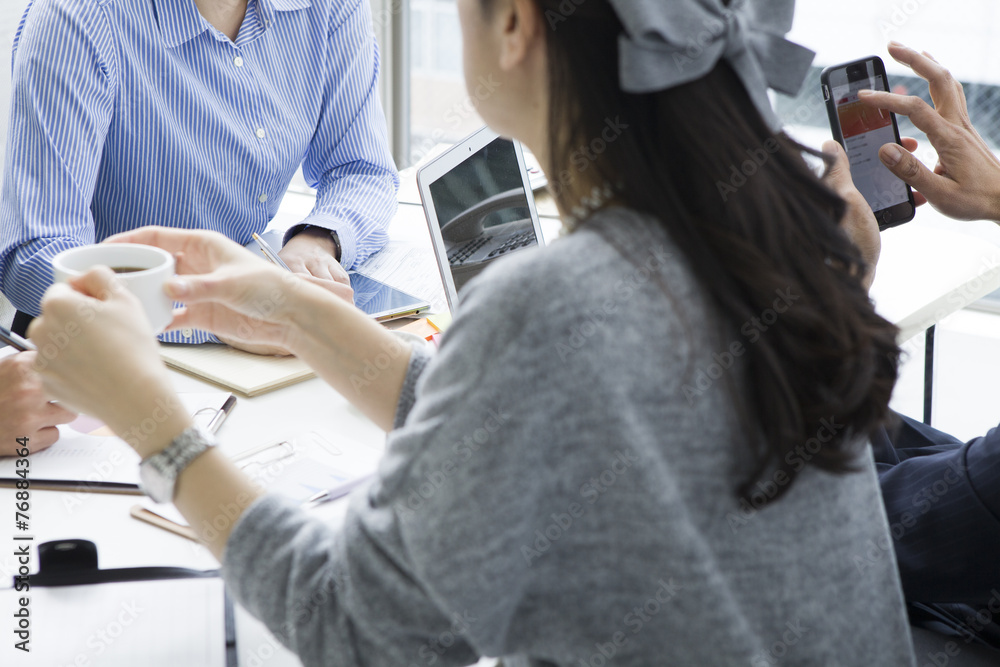 Obraz premium Woman drinking coffee during a meeting