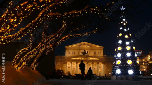 Новогодняя елка и Большой театр вечером