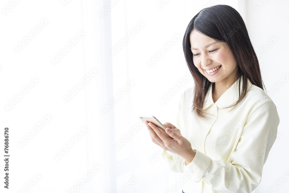 スマートフォンを使う女性