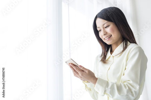 スマートフォンを使う女性 Free Download スマートフォンを使う女性 - GFXLoad