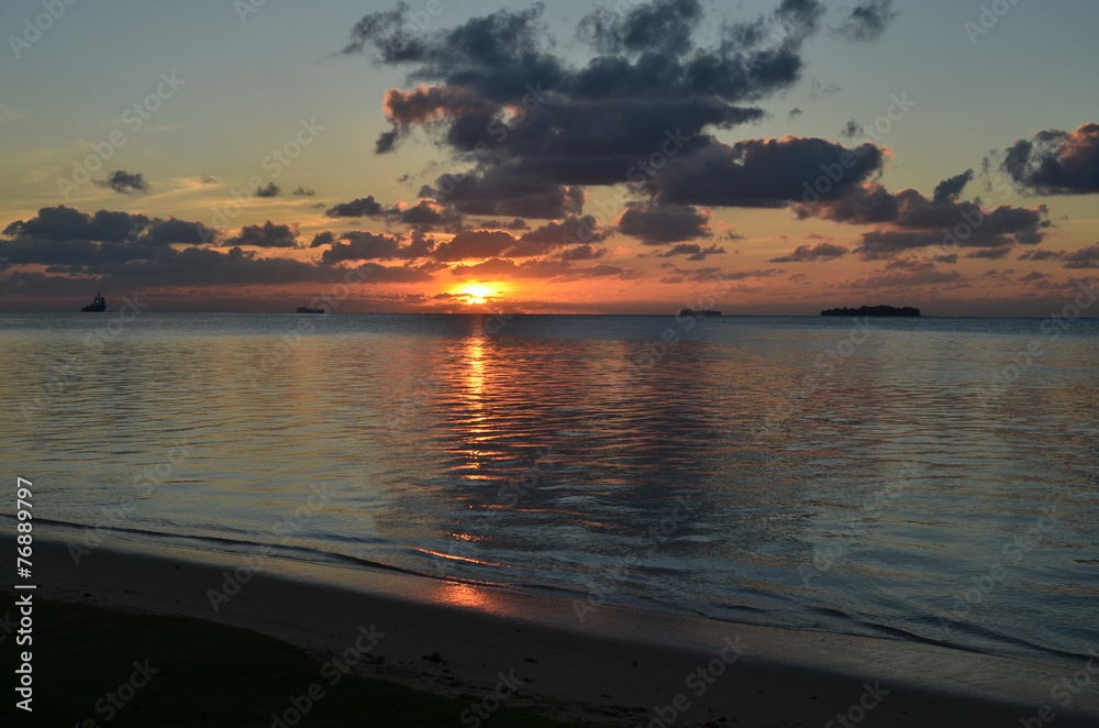 Naklejka premium Bright sunset at the beach