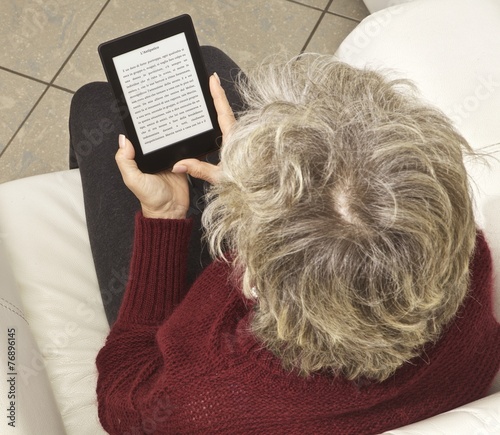 donna lettura e-reader photo