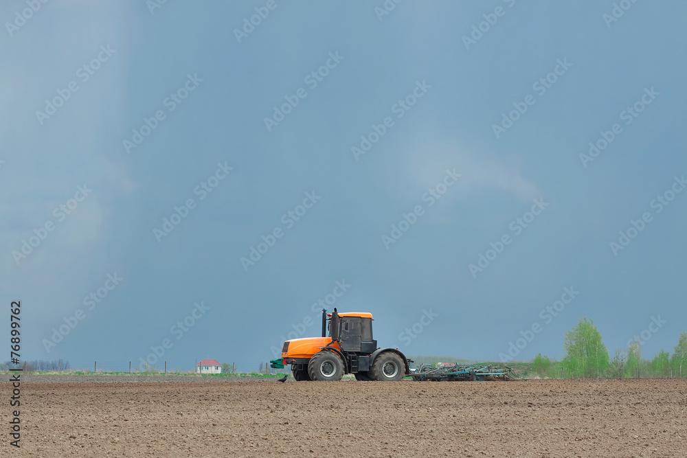 Obraz premium Tractor cultivating the field
