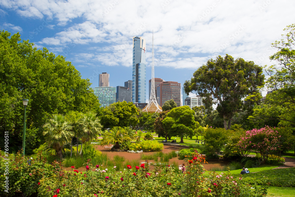 Fototapeta premium Melbourne Skyline Thru Queen Victoria Gardens