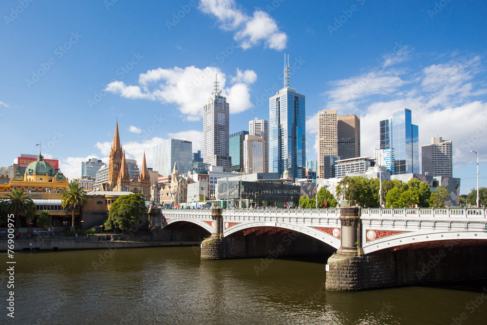 Naklejka premium Melbourne Skyline Towards Fed Square
