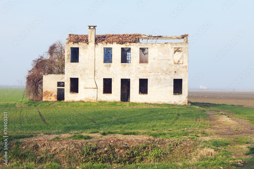 Abandoned farmhouse in the countryside, delta del po, italy Abandoned farmhouse in the countryside, delta del po, italy
