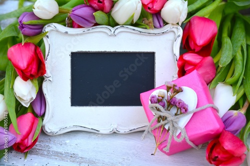 Tafel mit Tulpen und Geschenk