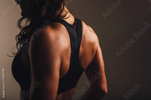 Cuadro en lienzo Muscular back of a woman in sportswear