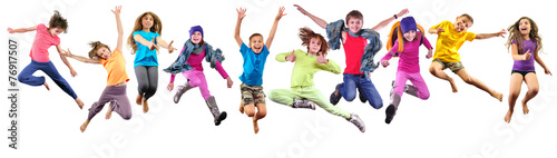 Fotografia group of happy sportive children jumping