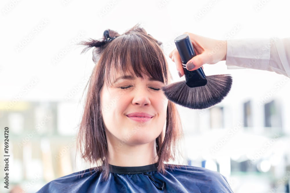 Fototapeta premium Friseur schneidet Frau die Haare im Friseursalon
