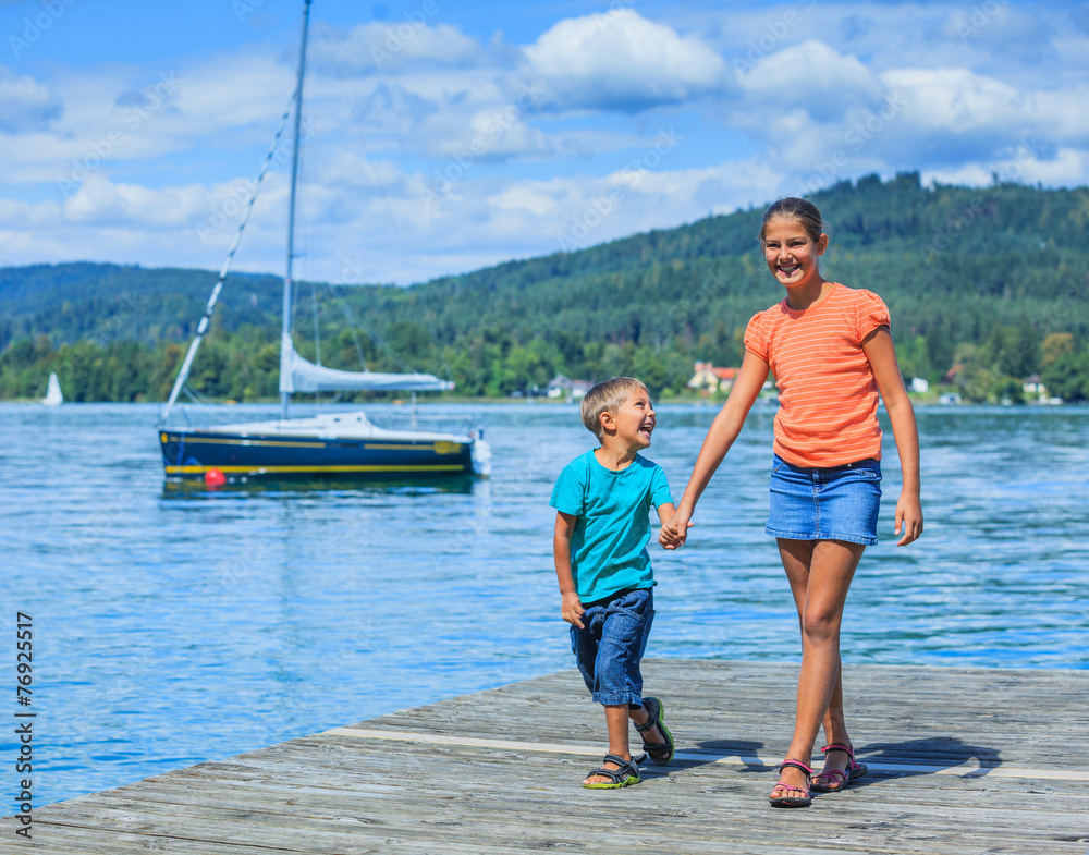 Fototapeta premium Kids at the lake