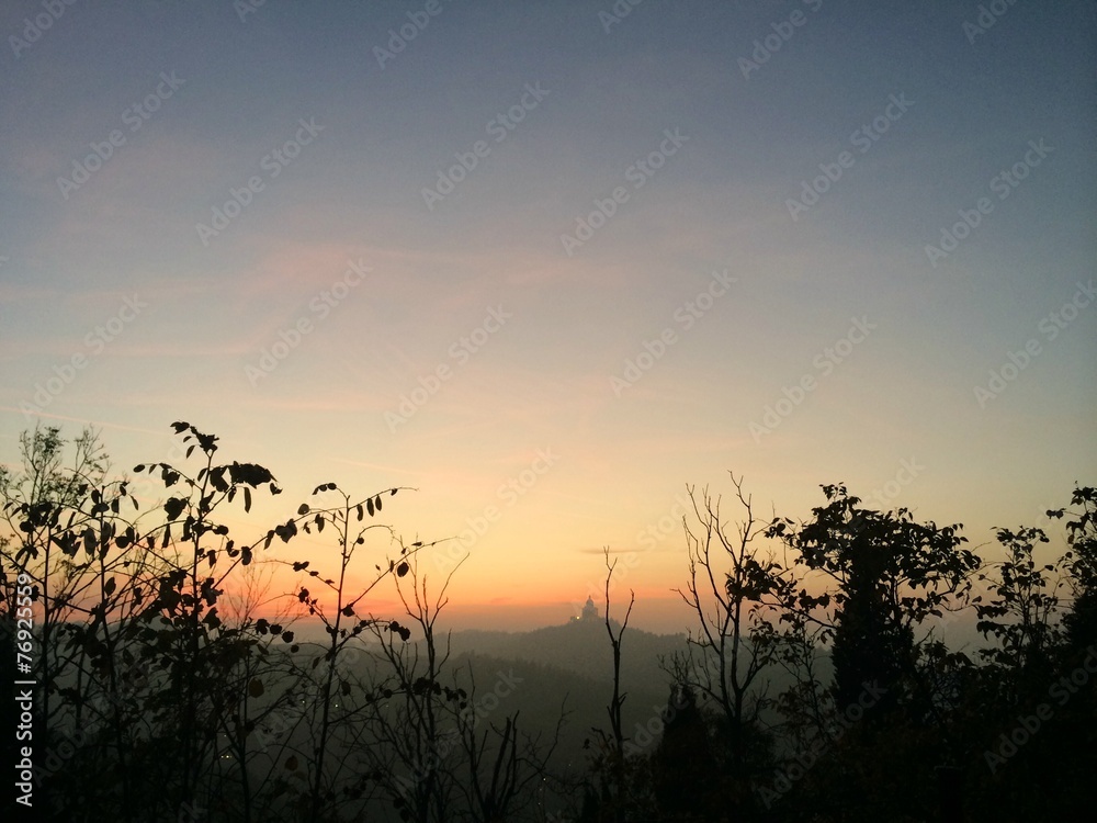 Obraz premium tramonto autunnale in collina