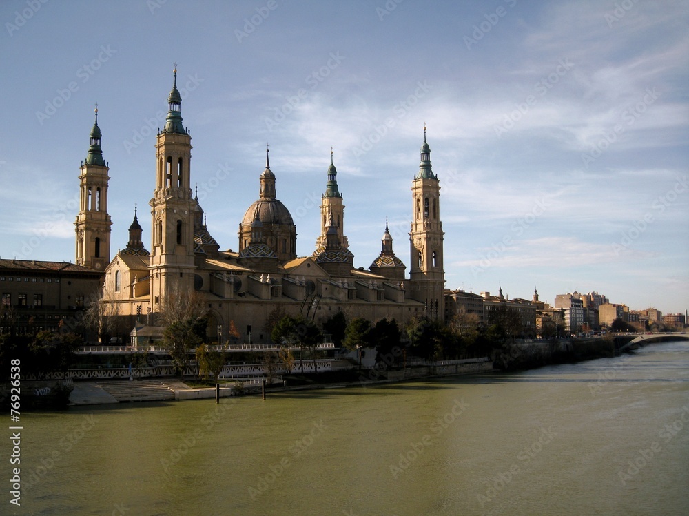Fototapeta premium Puente de Piedra, Basilica de Nuestra Señora del Pilar
