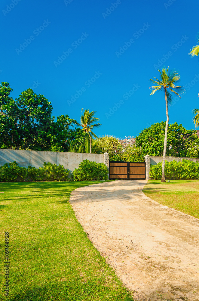 Obraz premium Wooden entrance of a luxury luxury properties in exotic scenery