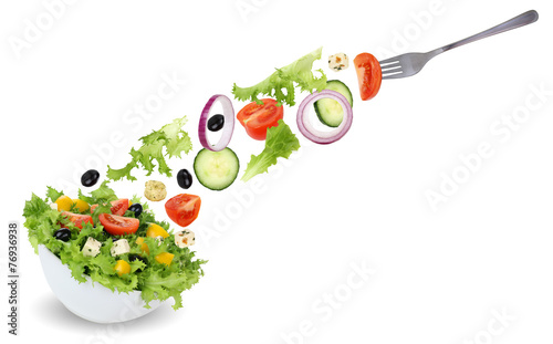 Salat essen aus Schüssel mit Gabel, Tomate, Gurke, Zwiebel und