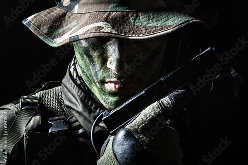 Canvastavla Jagdkommando soldier with pistol