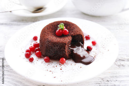 Photos Hot chocolate pudding with fondant centre on plate, close-up