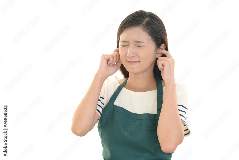 耳をふさぐ女性 耳をふさぐ女性