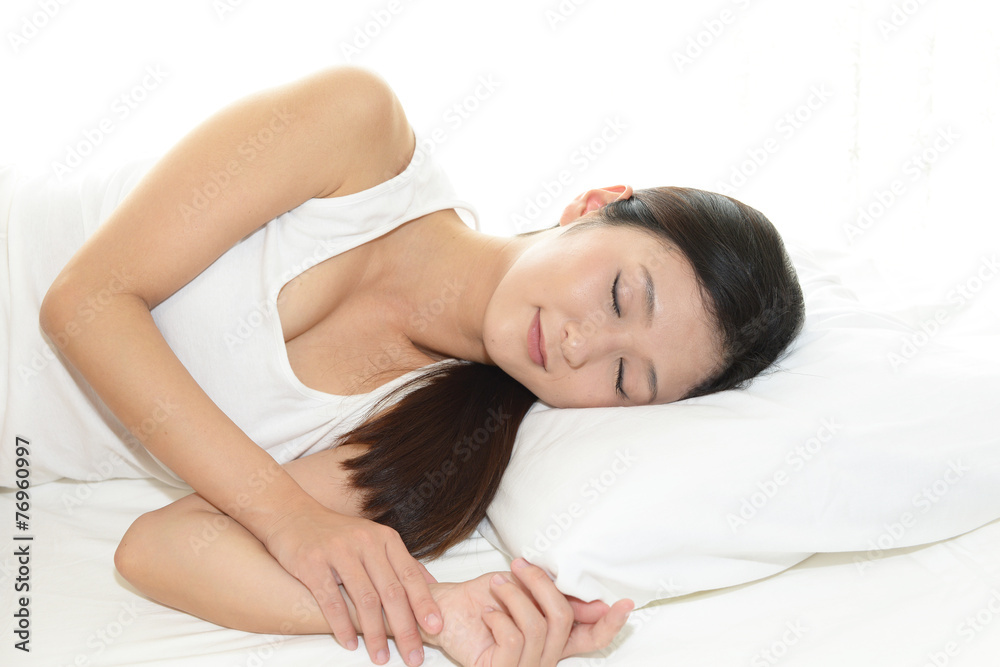 眠る女性