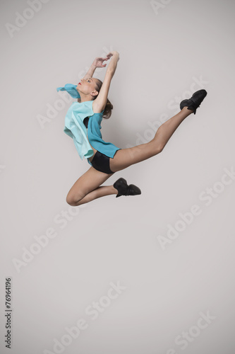 modern style dancer posing on studio background © tiplyashina