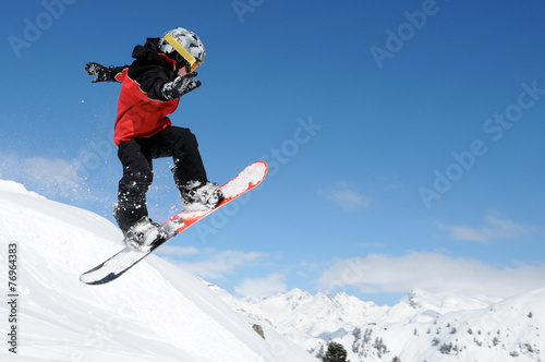 Snowboard-Kid springt