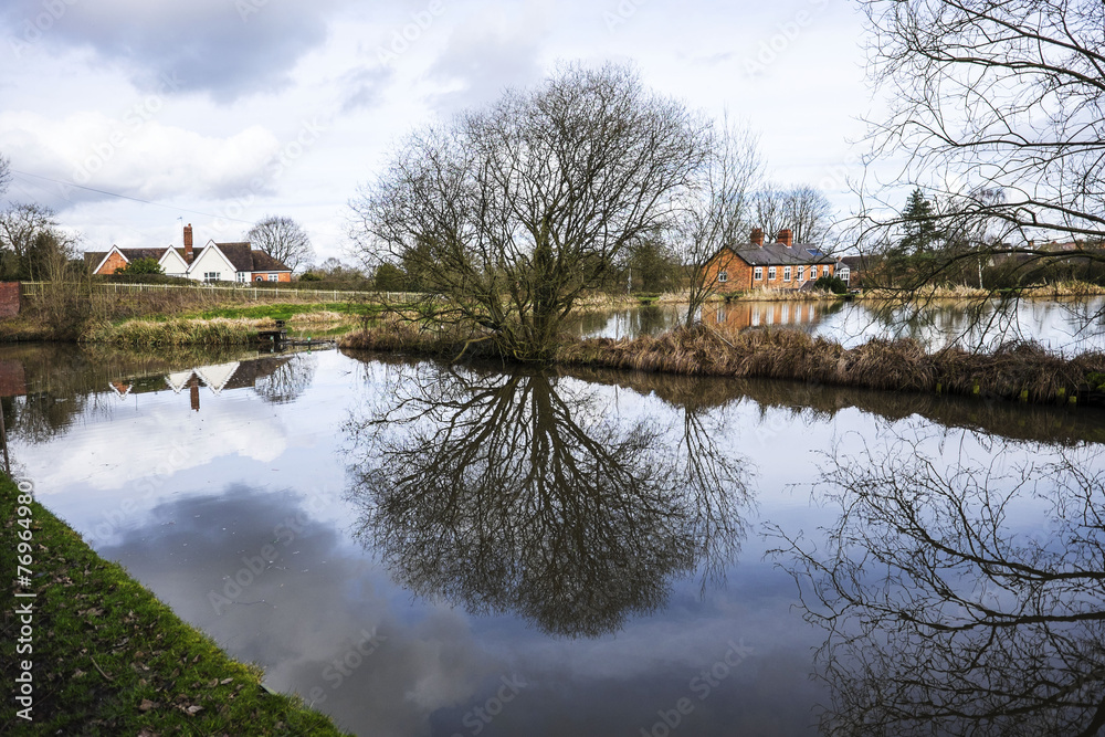 Obraz premium cottage next to water