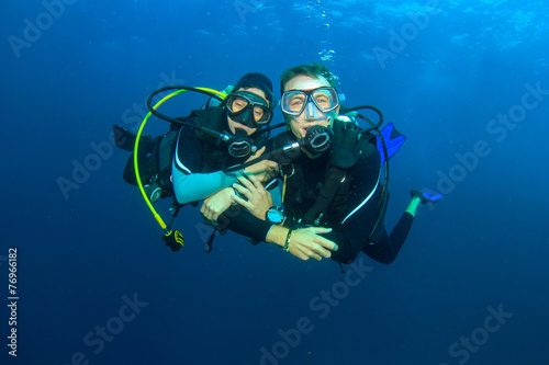 Happy couple scuba diving together © Richard Carey