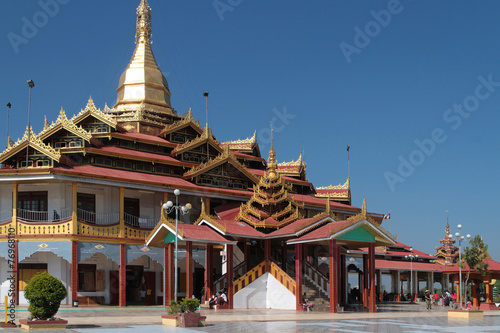 Pagode Phaung Daw Oo La au centre du Lac Inle